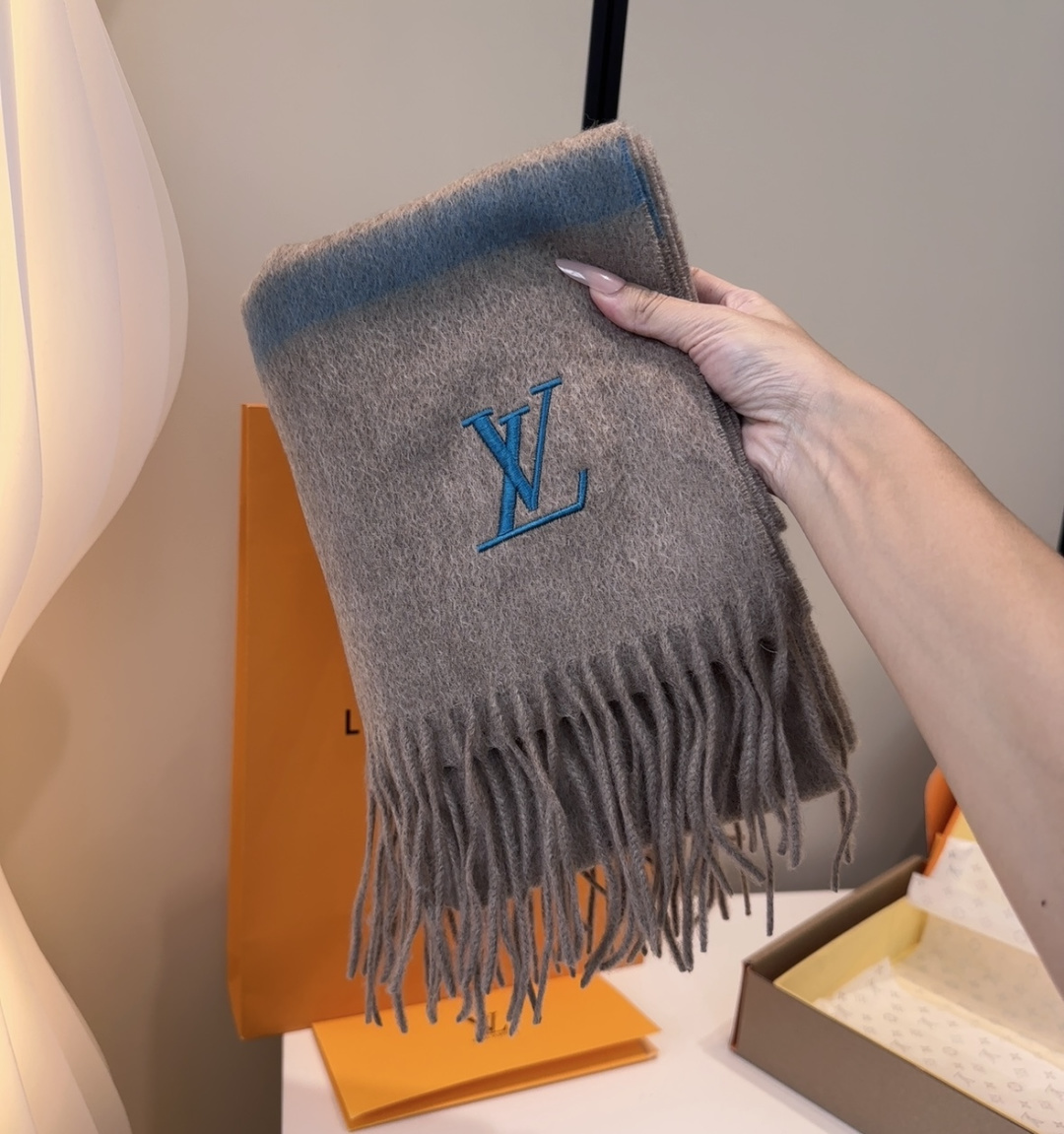 LV scarf