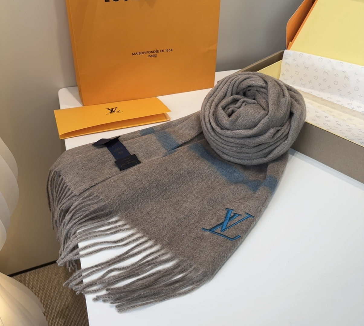 LV scarf