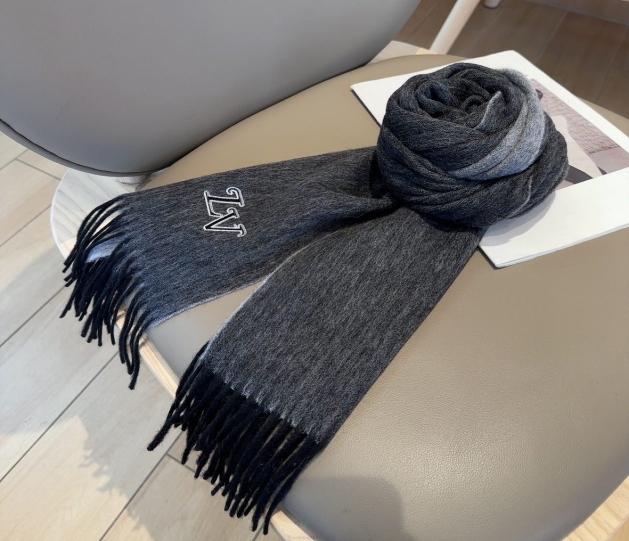 LV scarf