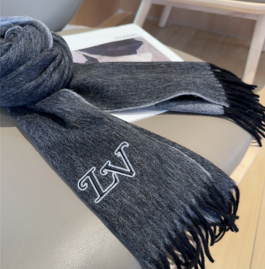 LV scarf