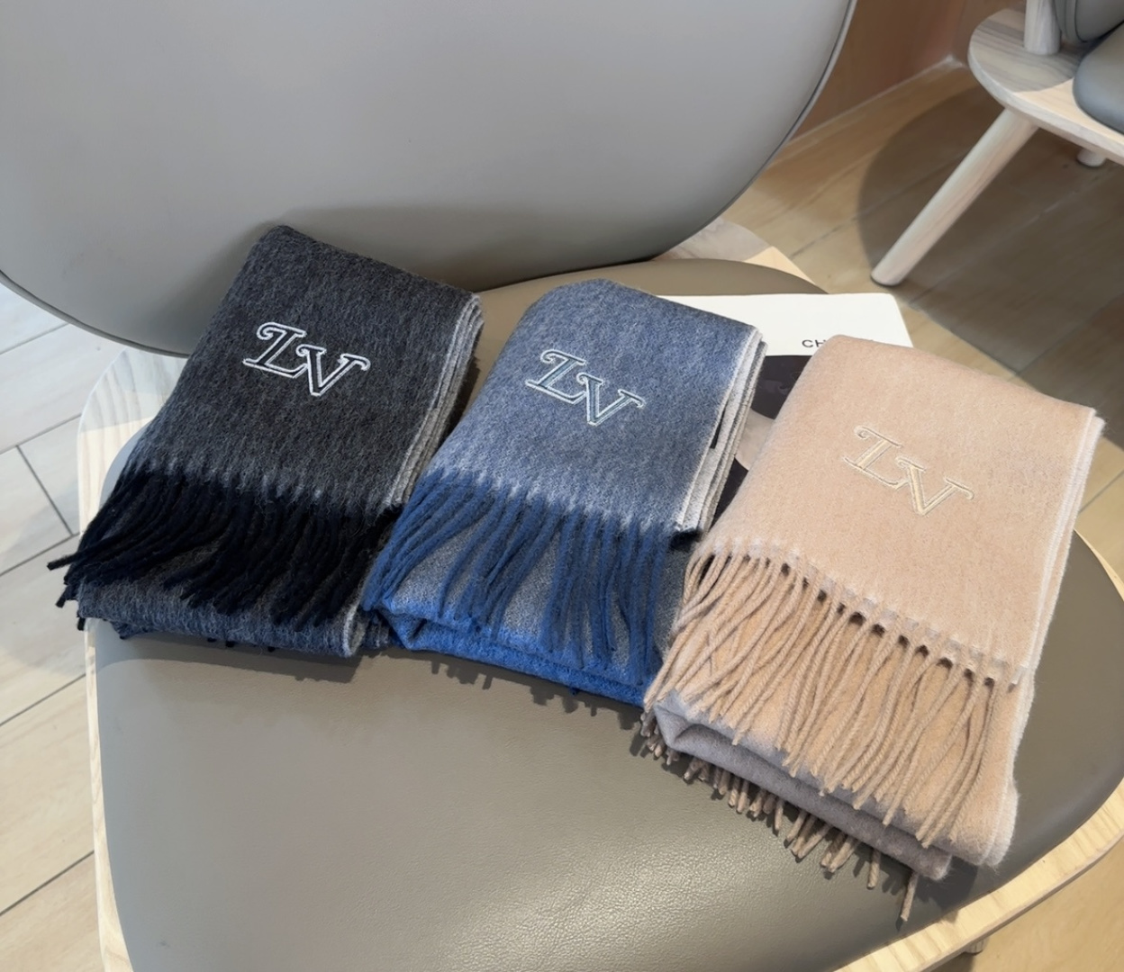 LV scarf