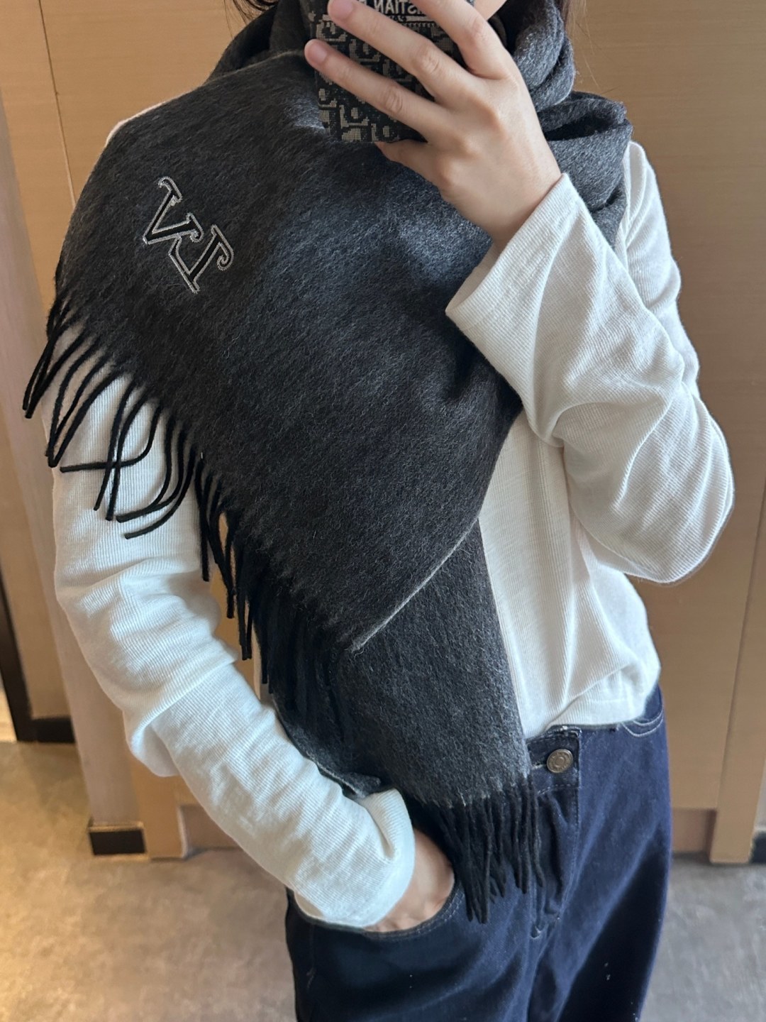 LV scarf
