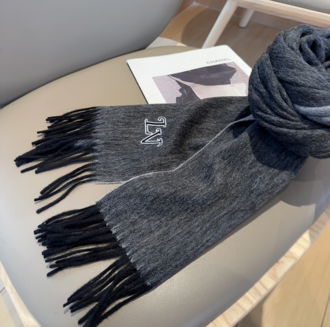 LV scarf