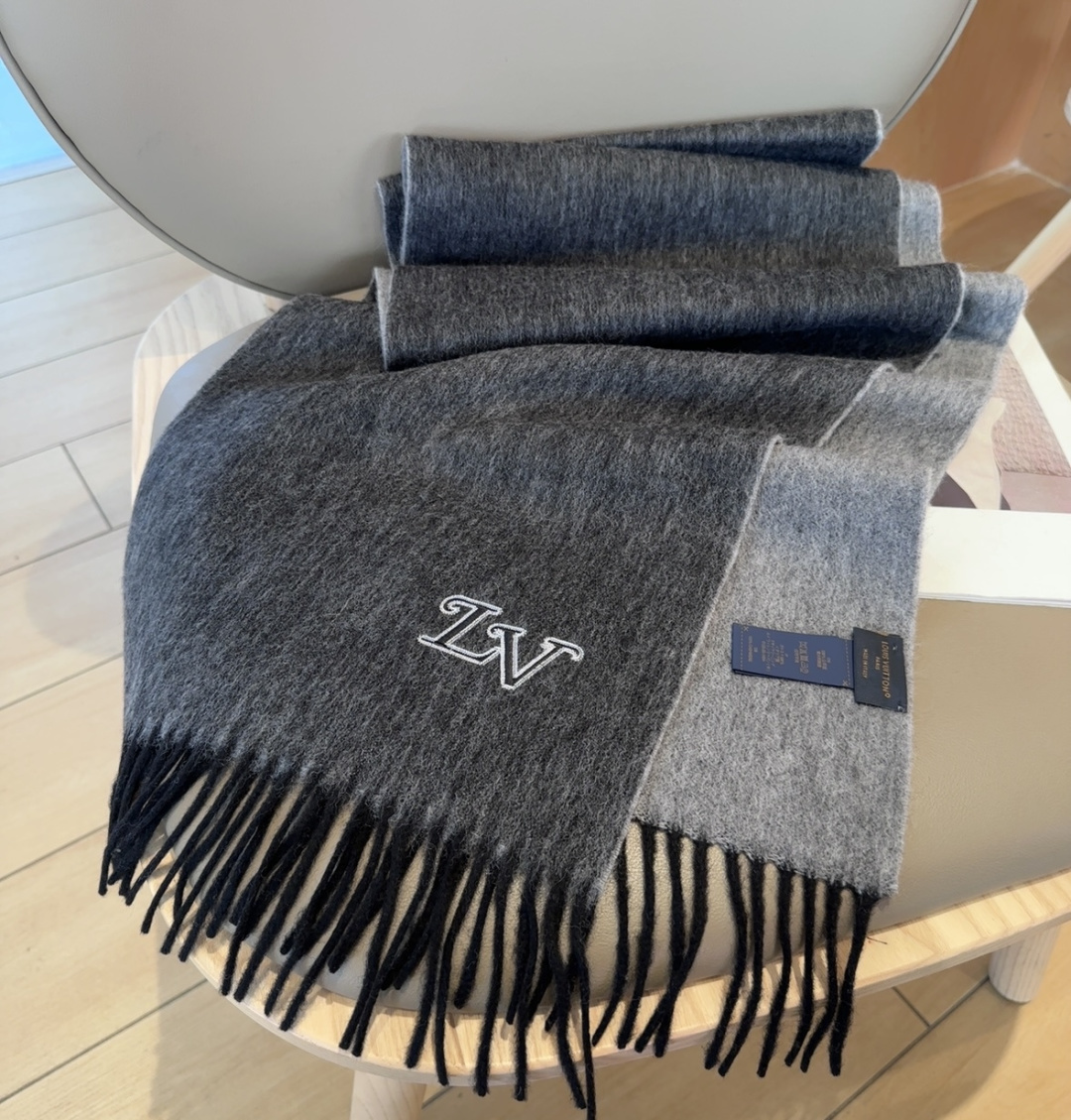 LV scarf
