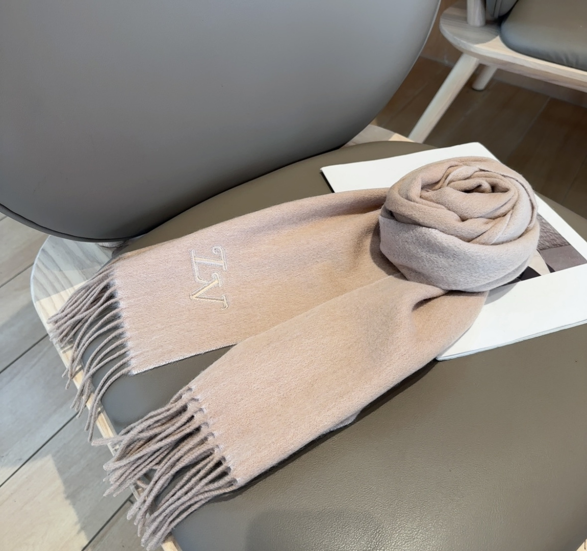 LV scarf