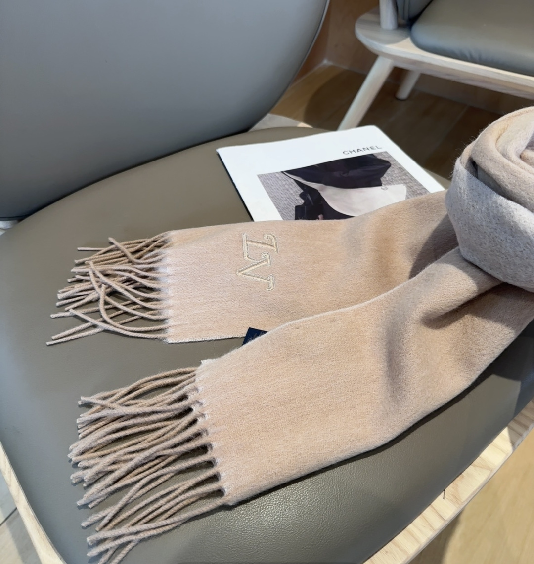 LV scarf