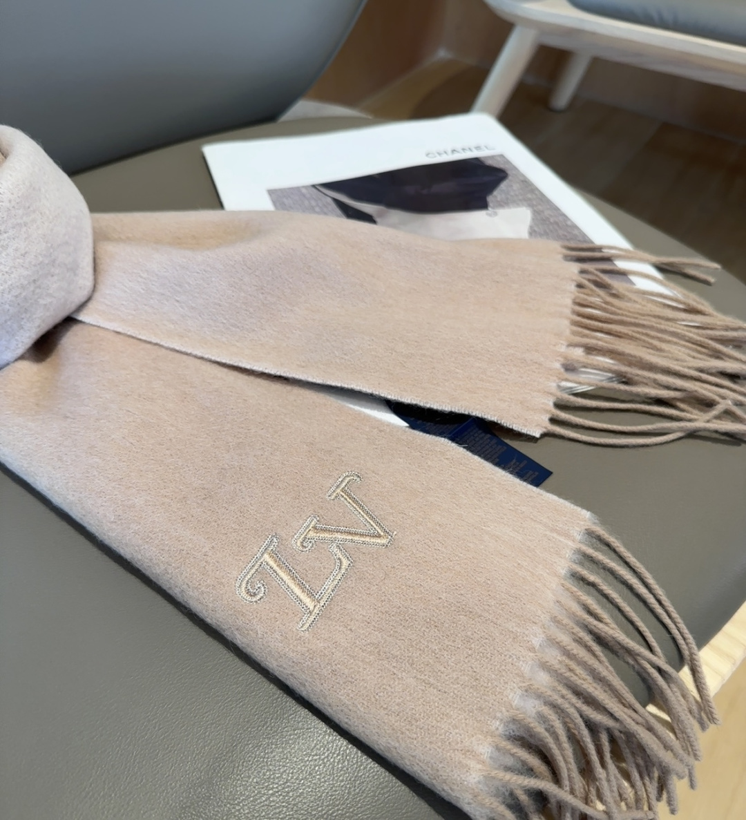 LV scarf