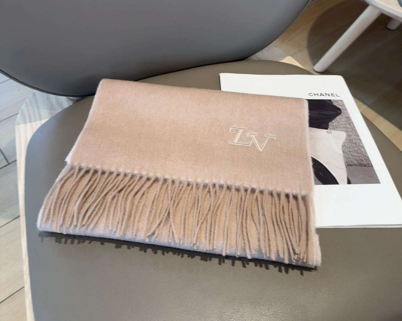 LV scarf