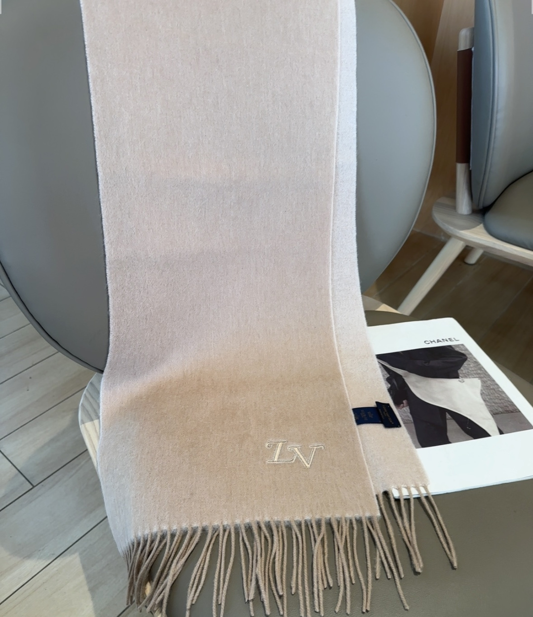 LV scarf