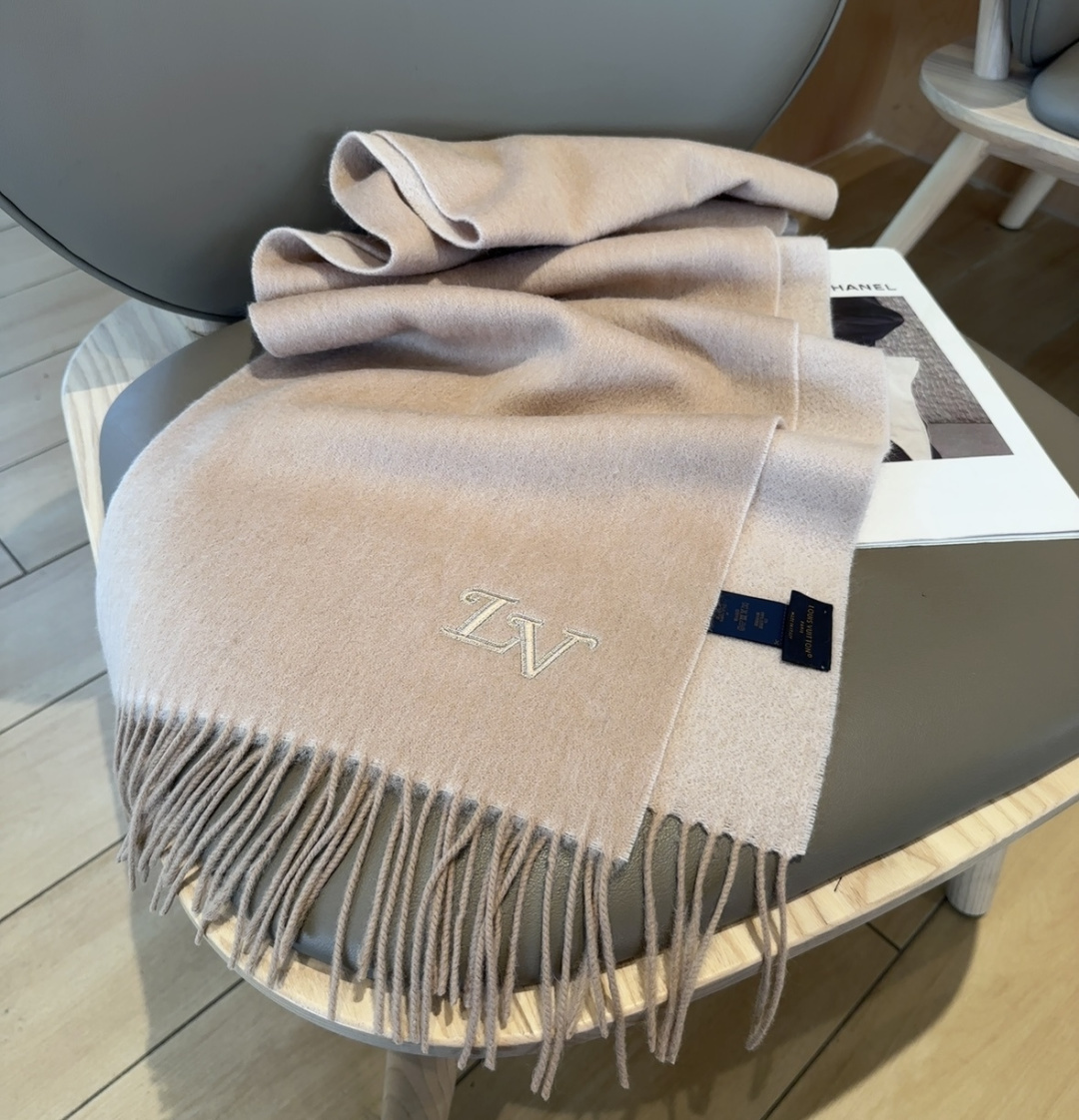 LV scarf