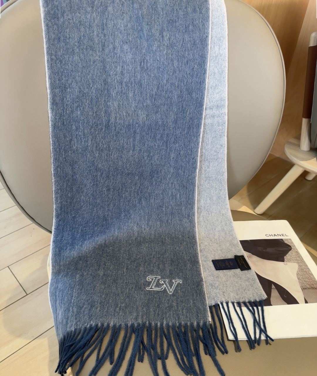LV scarf