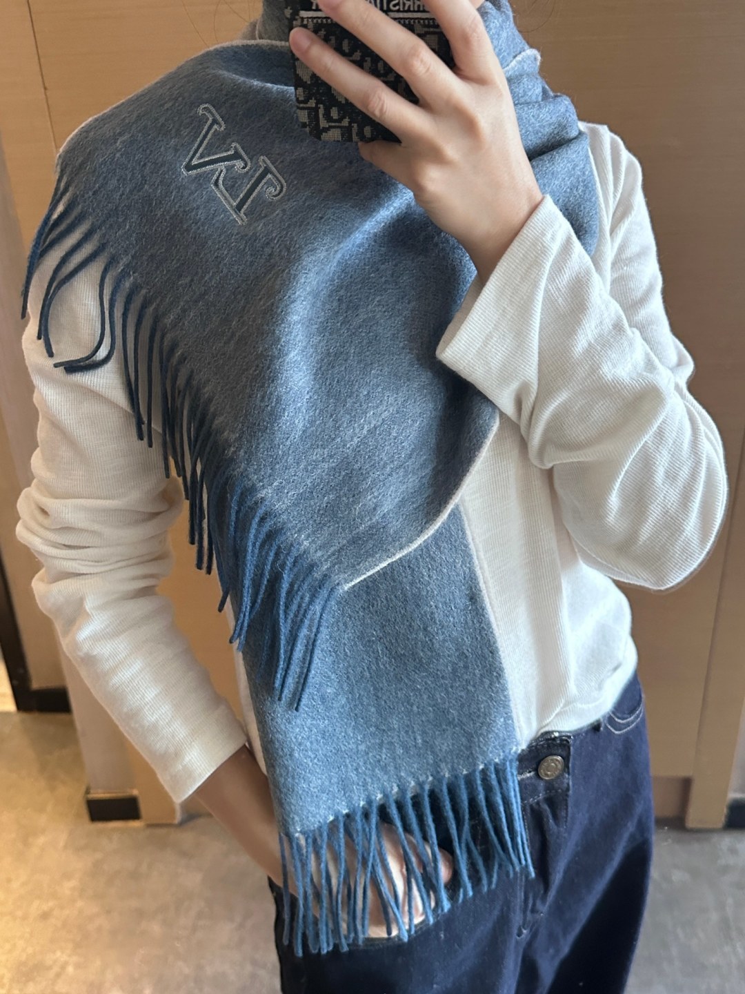 LV scarf