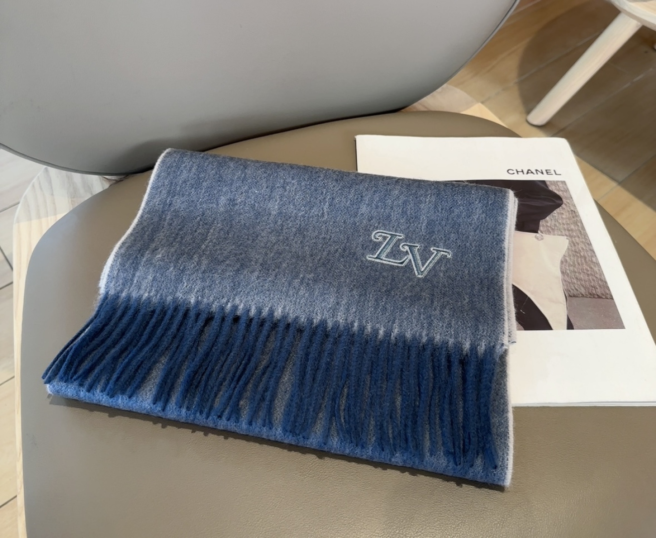 LV scarf