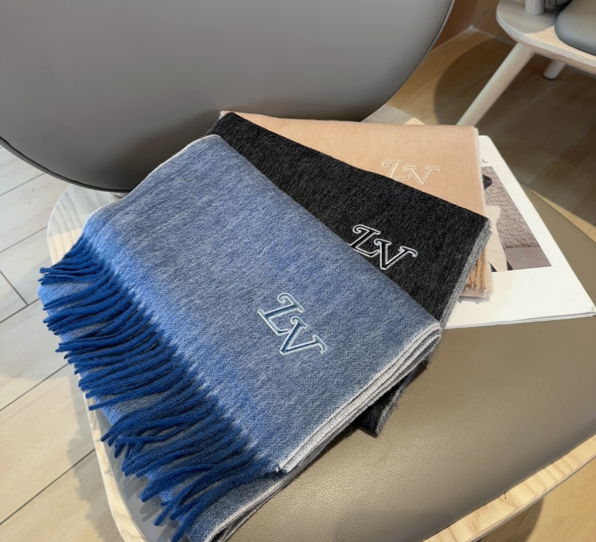 LV scarf