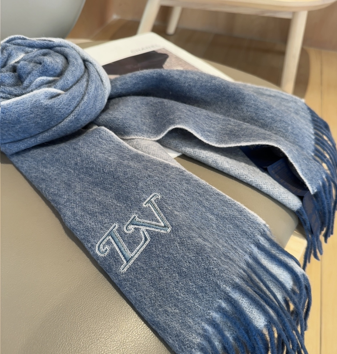 LV scarf