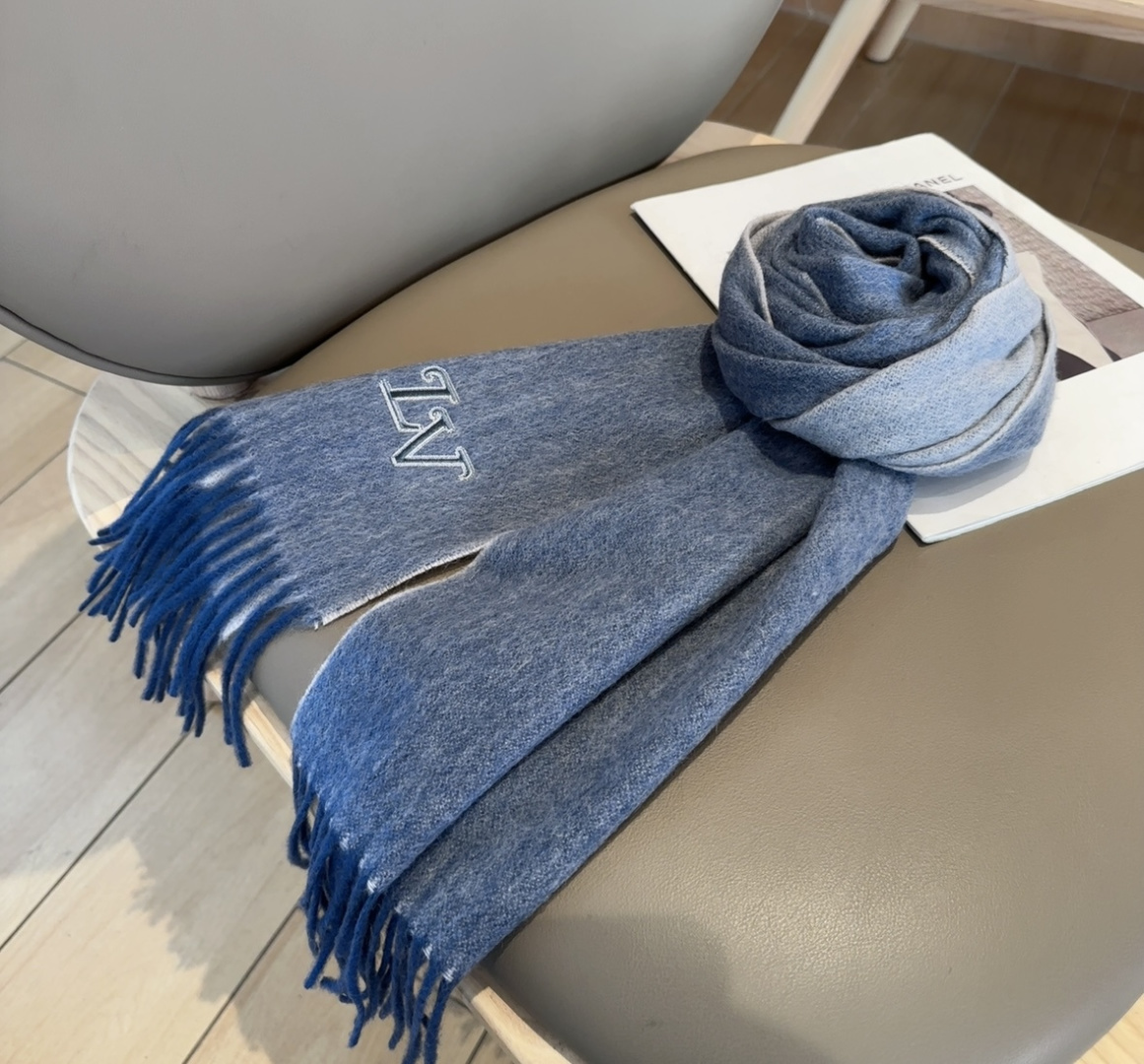 LV scarf