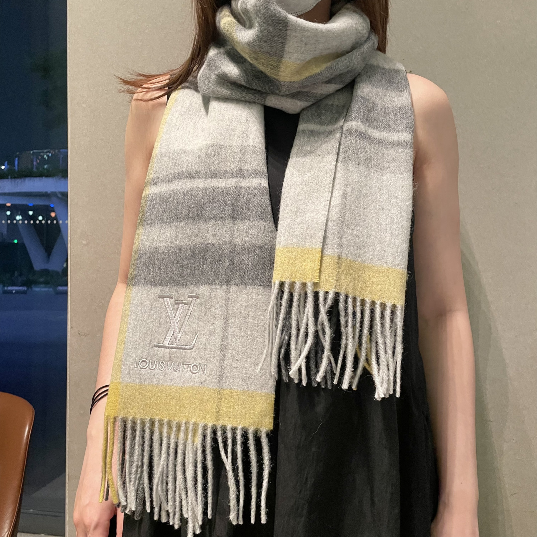 LV scarf