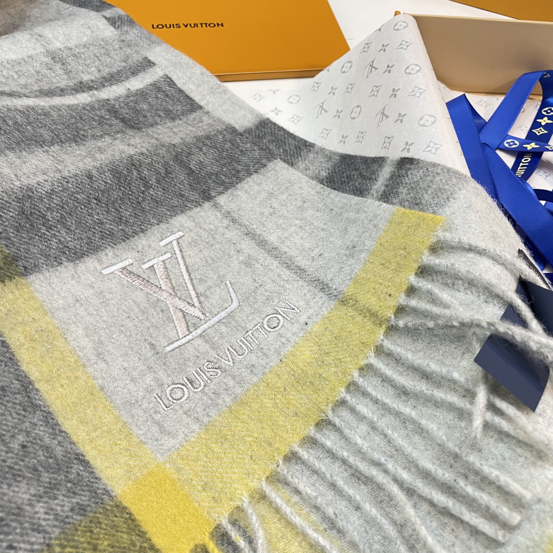 LV scarf
