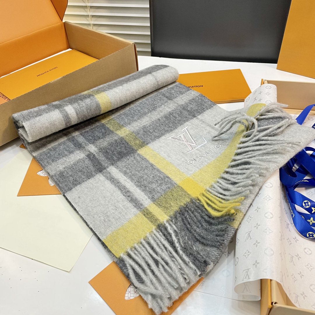 LV scarf