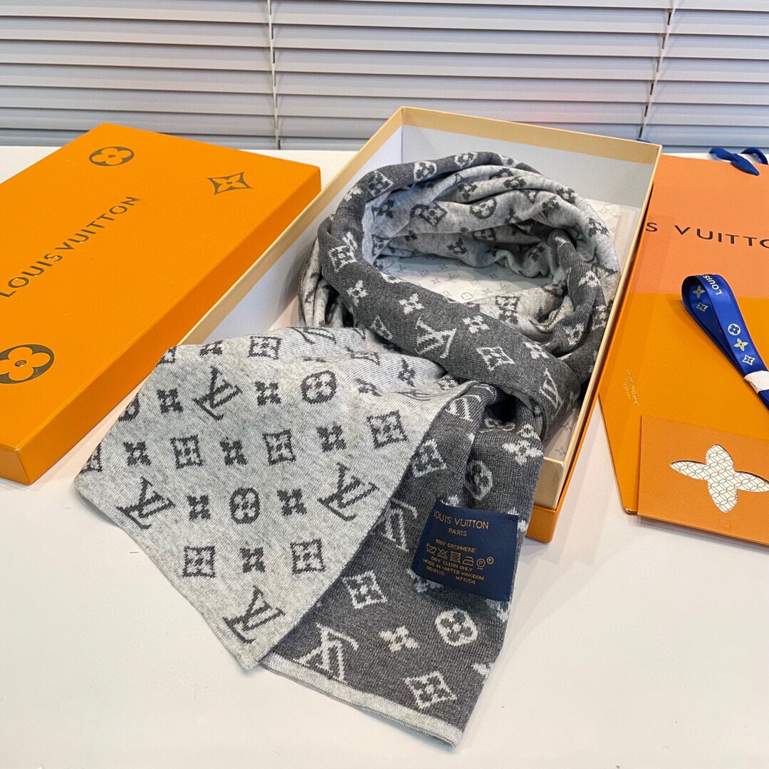 LV scarf