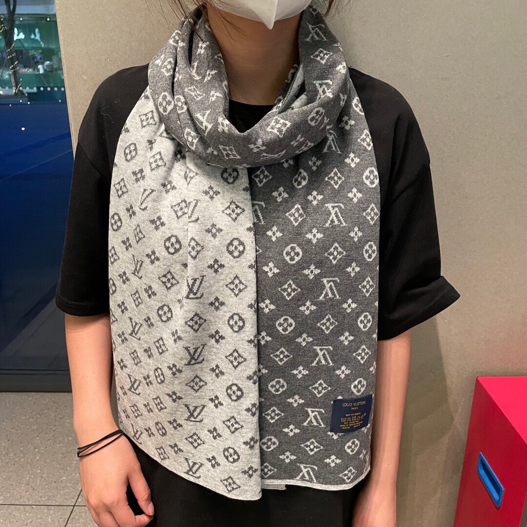 LV scarf