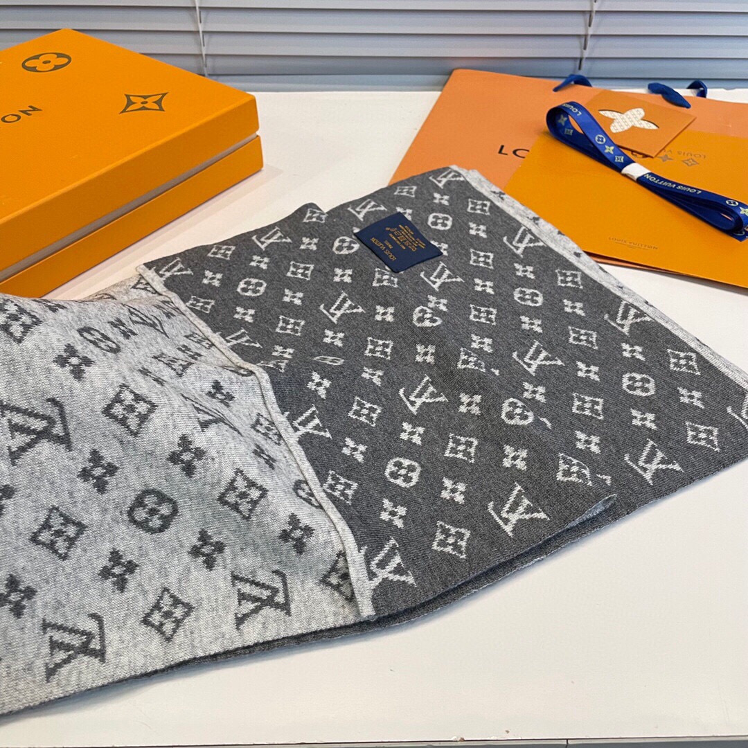 LV scarf