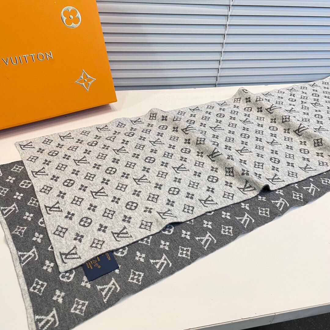 LV scarf