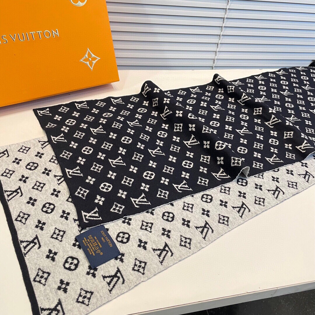 LV scarf