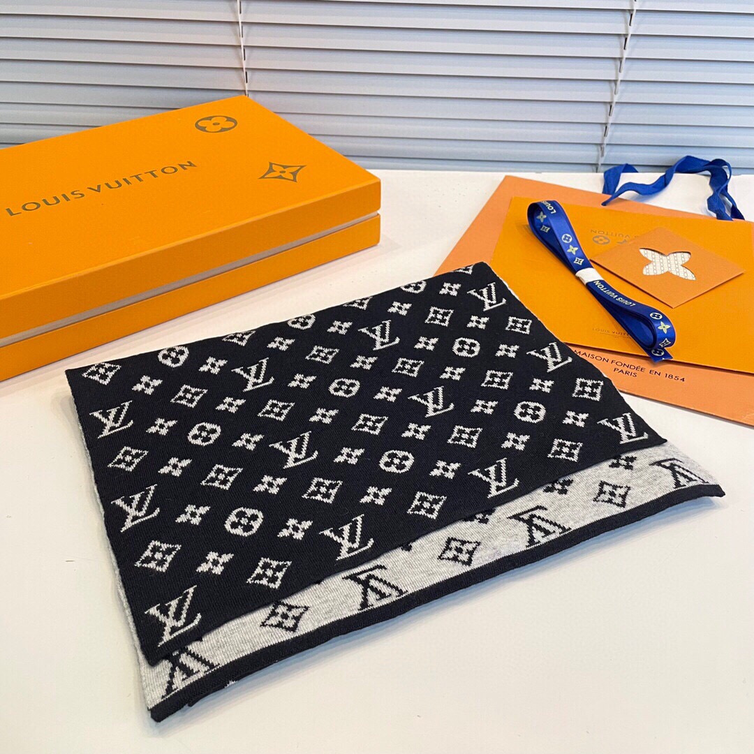 LV scarf