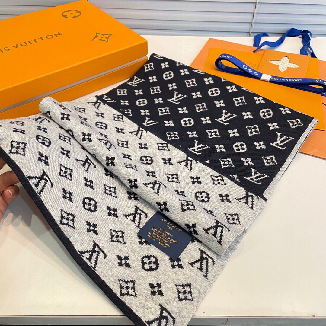 LV scarf