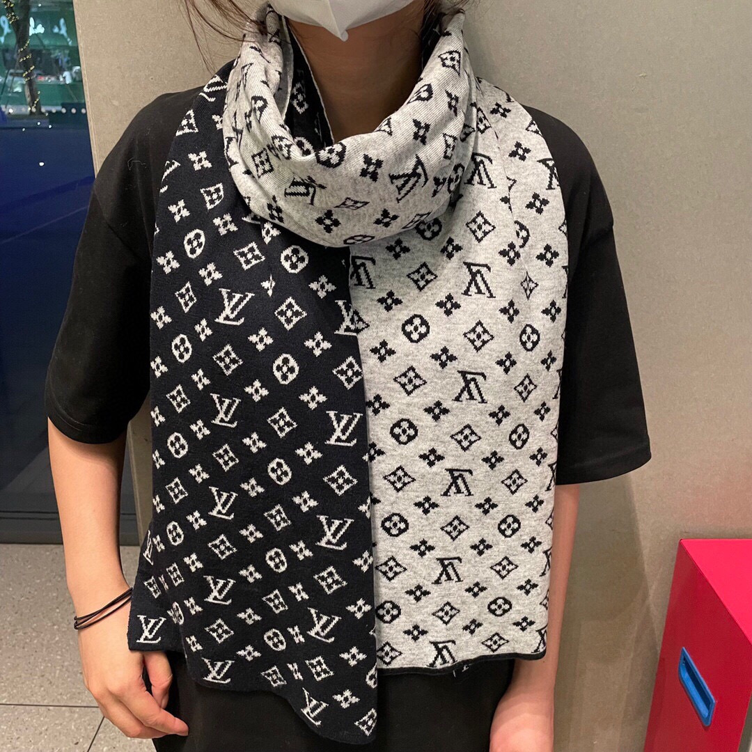LV scarf