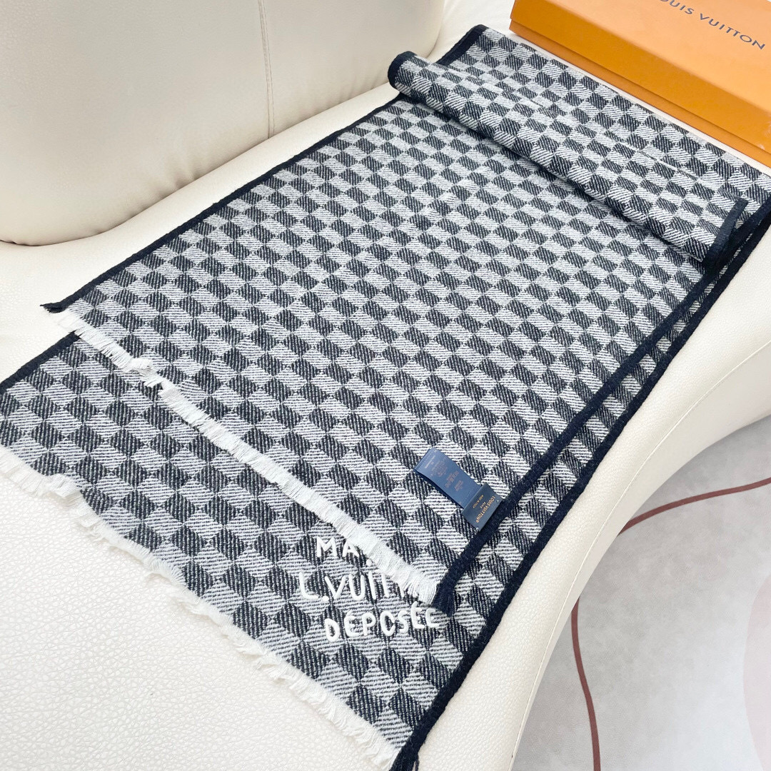 LV scarf