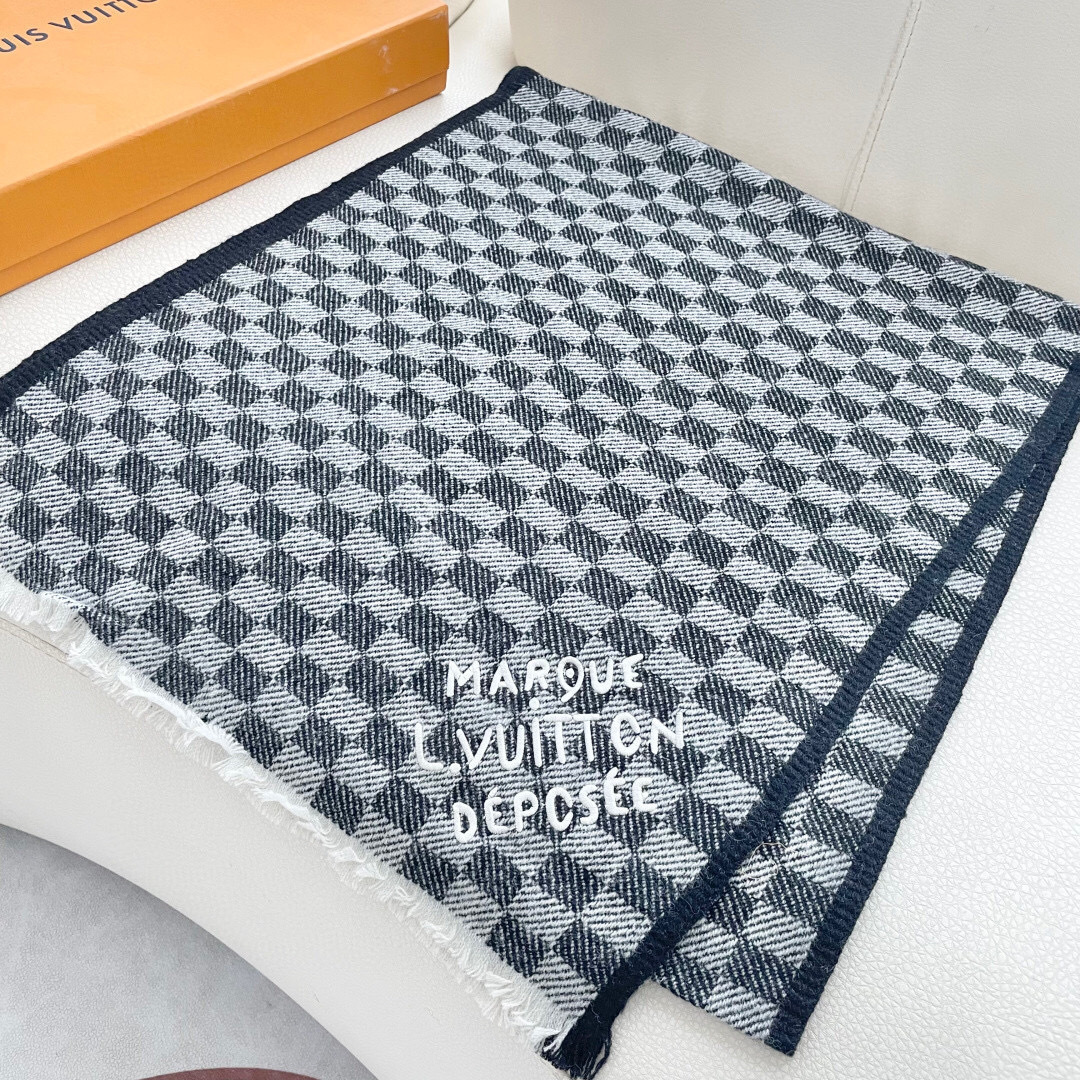 LV scarf