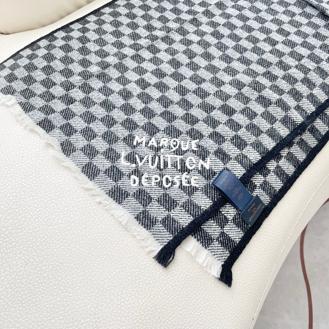 LV scarf