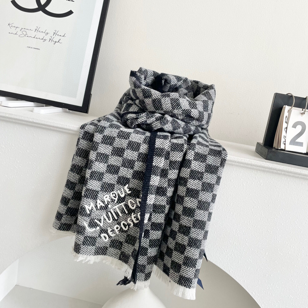 LV scarf