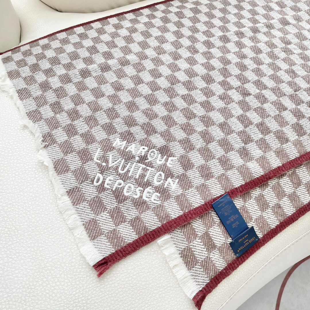 LV scarf