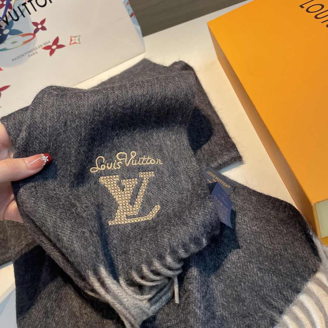 LV scarf