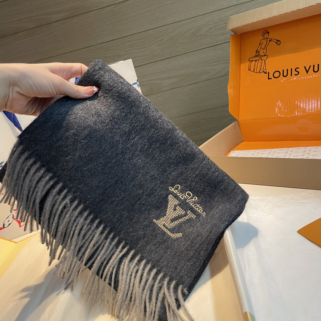 LV scarf