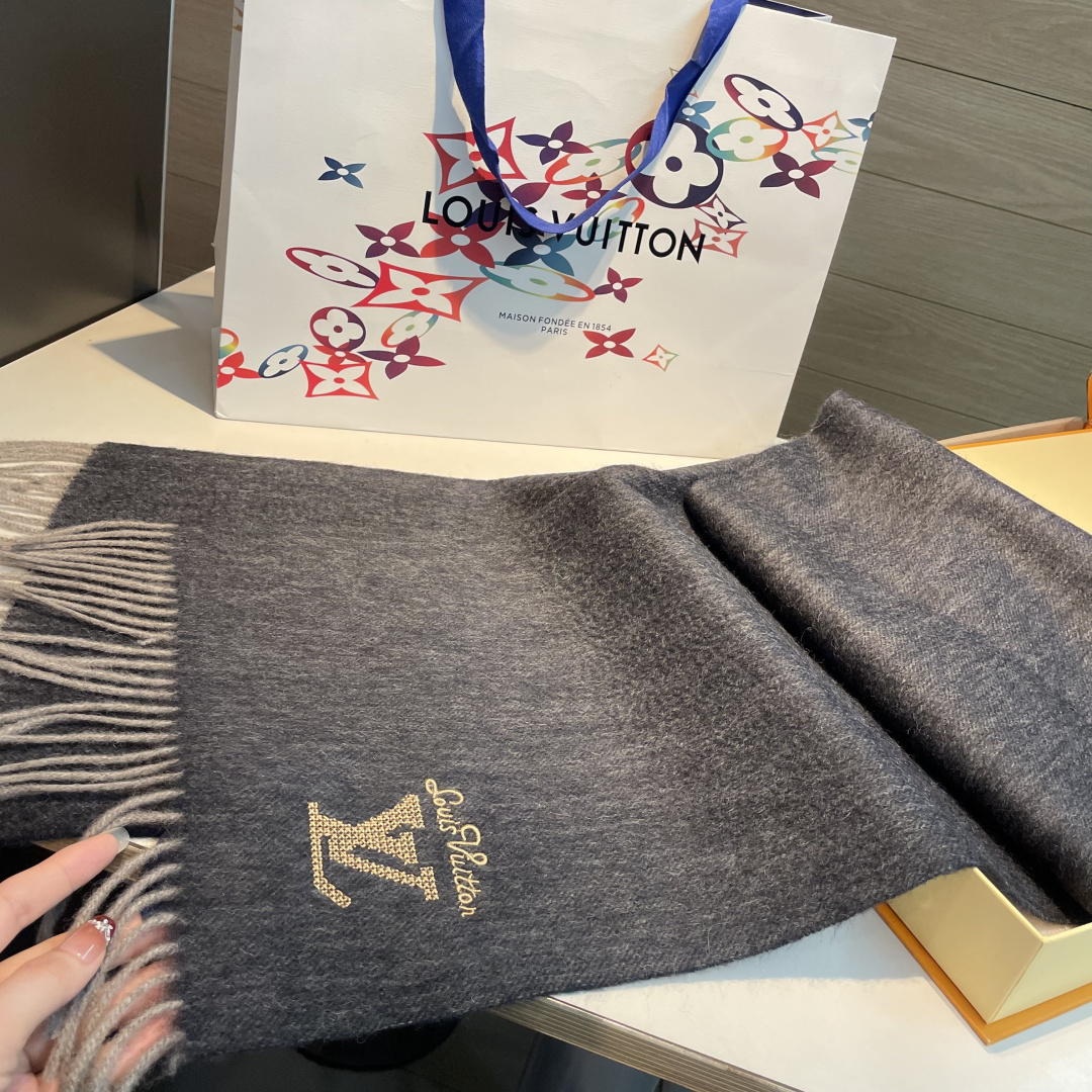 LV scarf