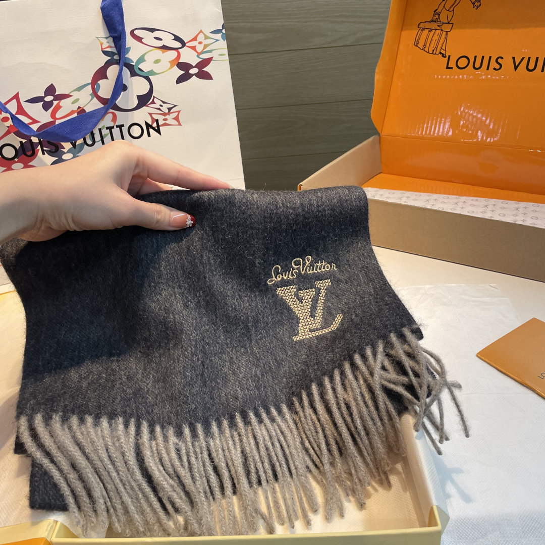 LV scarf