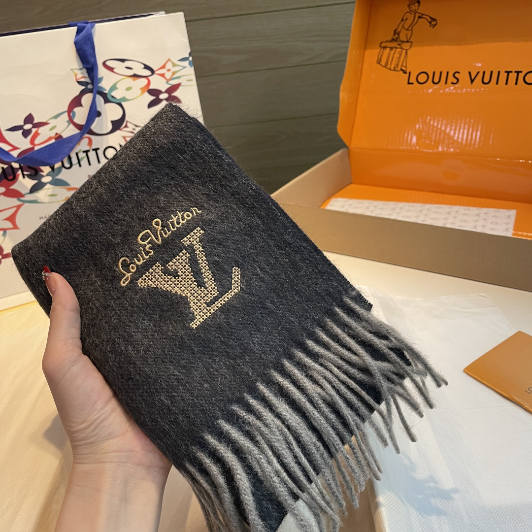LV scarf