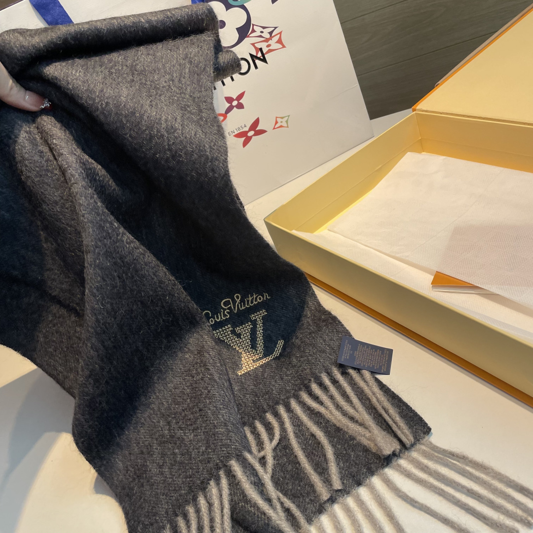 LV scarf