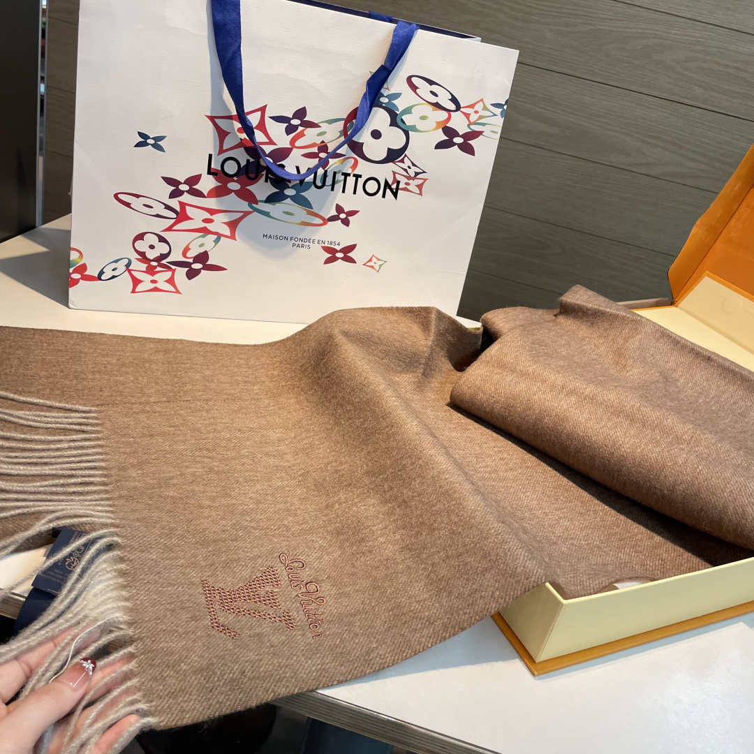 LV scarf