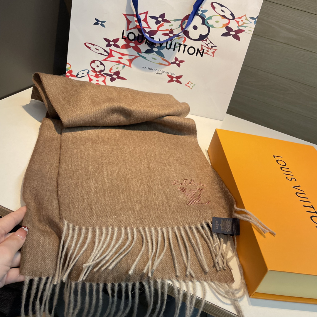 LV scarf
