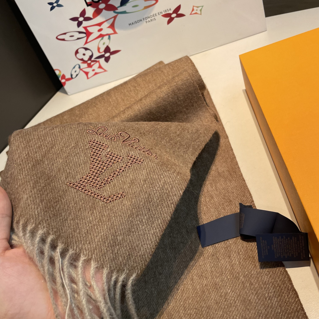 LV scarf