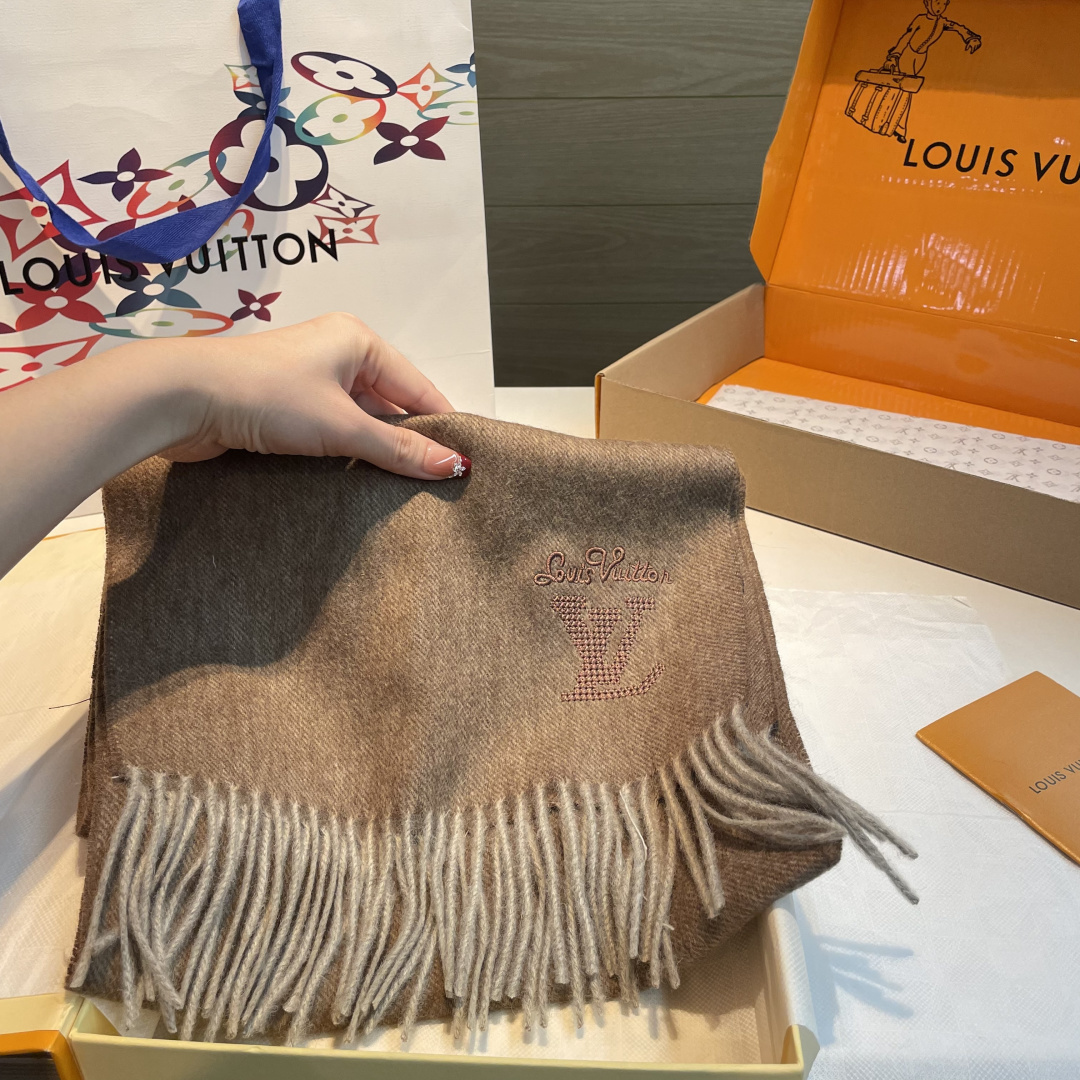 LV scarf