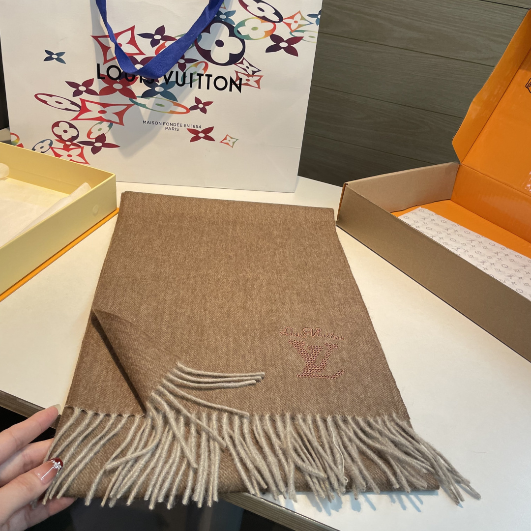 LV scarf