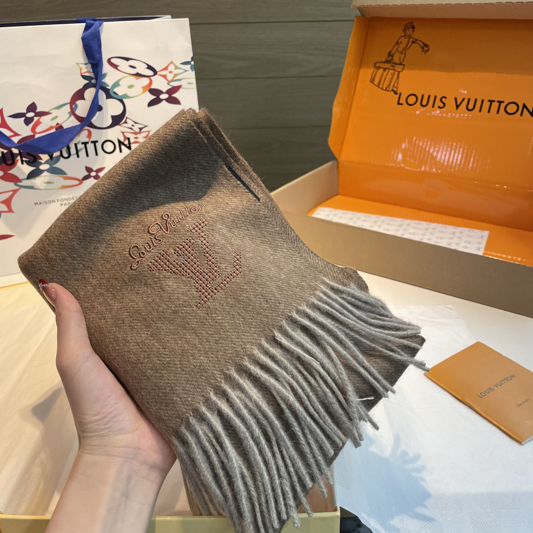 LV scarf