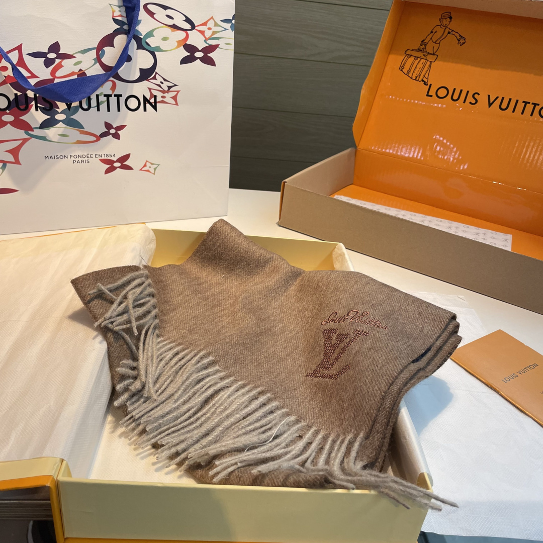LV scarf