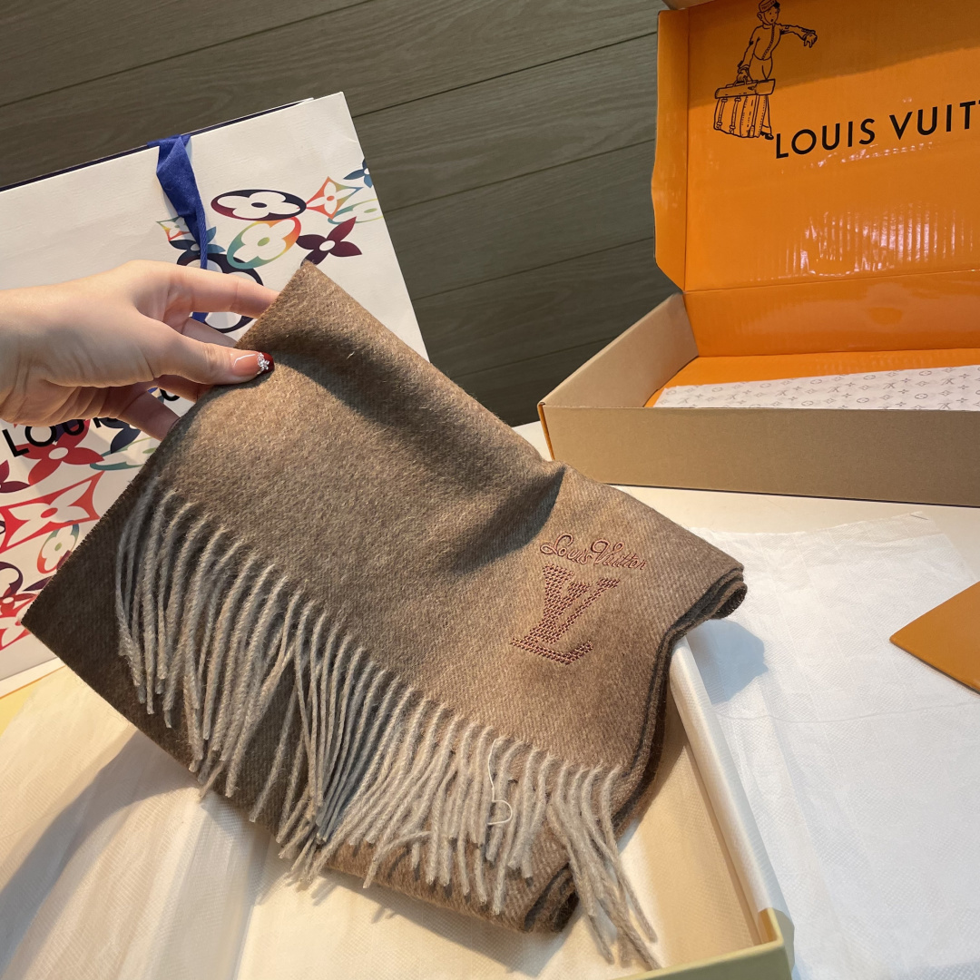 LV scarf
